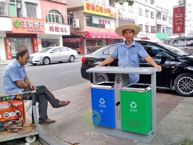 街道戶外鐵垃圾桶欣方圳廠家現場安裝圖